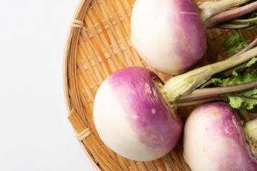 3 turnips on a flat basket