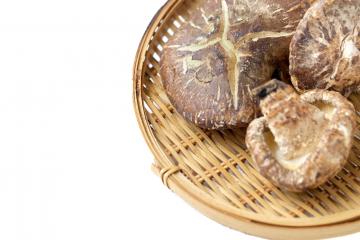 3 shiitake mushroom on a bowl