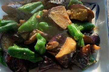 Stired fry eggplant & bell pepper with miso flavoured sauce.